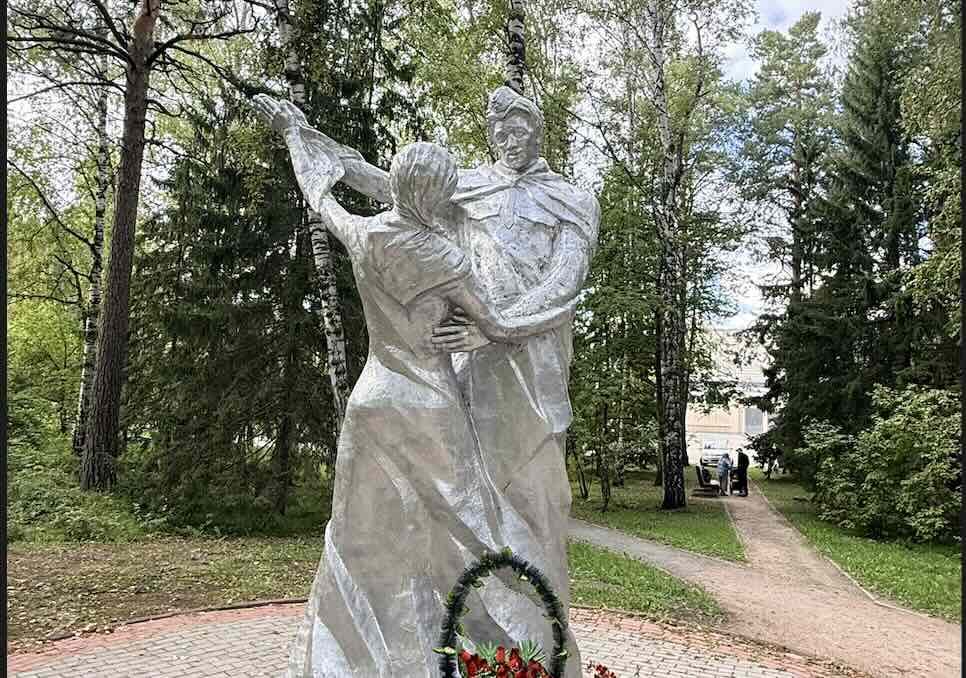 Скульптура в зелёном сквере — фотография локации из материалов квеста