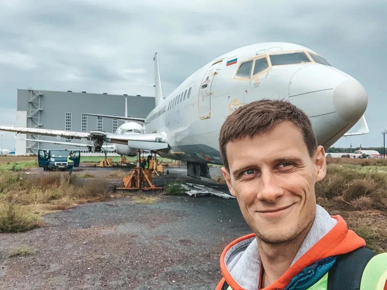 Роман рядом со списанным Boeing 737